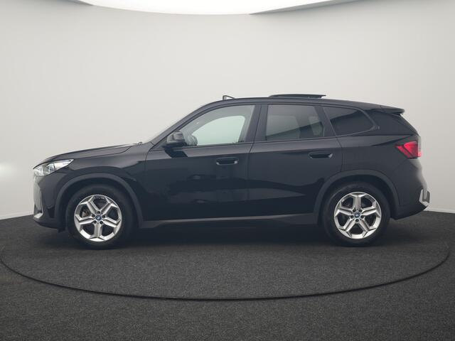 BMW iX1 xDrive30 67 kWh 313pk Dealer O.H. | Trekhaak Af Fabriek | Panodak | Adaptive Cruise | Head Up | 360 Camera | Harman / Kardon | Adaptief Onderstel | Lederen Sportstoelen Massage & Verwarmd | Stuur Verwarmd | Hifi Audio | Keyless | Blis |