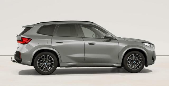 BMW iX1 eDrive20 67 kWh M Sport Edition Trekhaak - Panoramadak - Driving/Parking assistant plus - Head up - Harman Kardon - Actieve stoelen voor - Getinte ruiten - Comfort Access -
