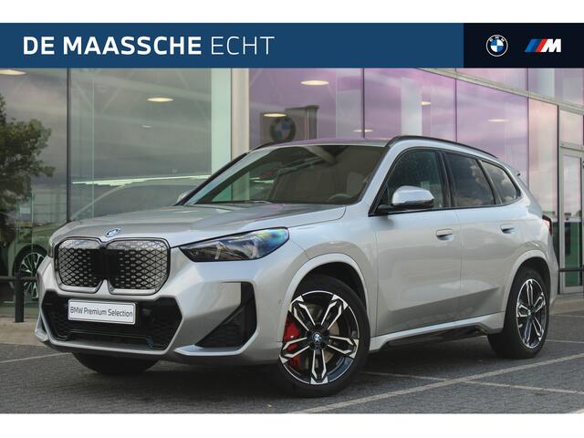 BMW iX1 eDrive20 M Sport / Trekhaak / Sportstoelen / Achteruitrijcamera / M Adaptief onderstel / Comfort Access / Adaptieve LED / Stoelverwarming
