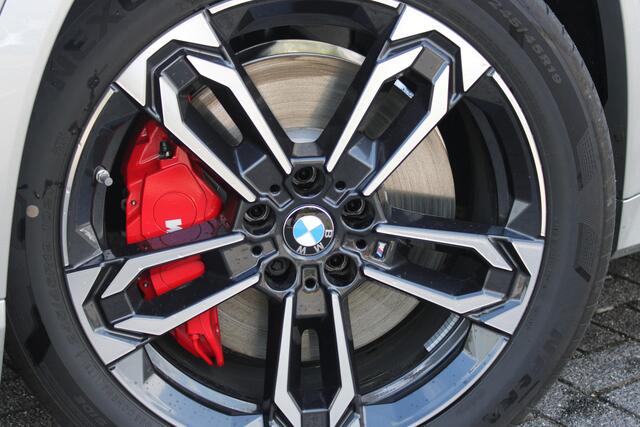 BMW iX1 eDrive20 M Sport / Trekhaak / Sportstoelen / Achteruitrijcamera / M Adaptief onderstel / Comfort Access / Adaptieve LED / Stoelverwarming