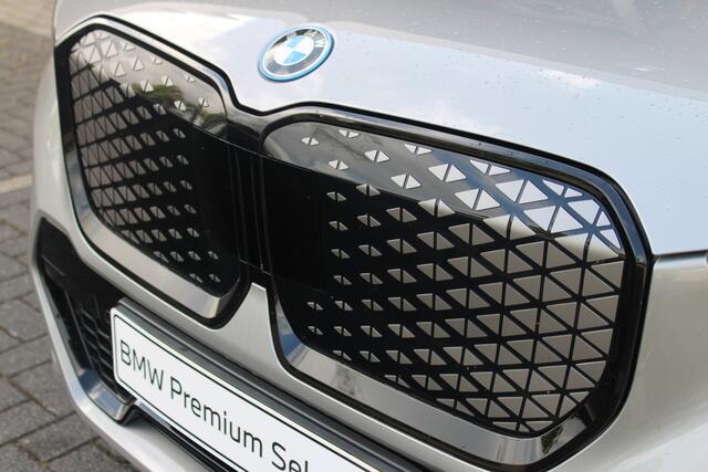 BMW iX1 eDrive20 M Sport / Trekhaak / Sportstoelen / Achteruitrijcamera / M Adaptief onderstel / Comfort Access / Adaptieve LED / Stoelverwarming