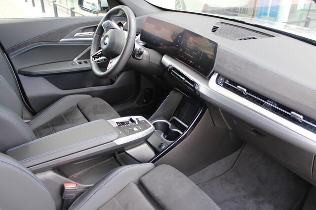 BMW iX1 eDrive20 M Sport / Trekhaak / Sportstoelen / Achteruitrijcamera / M Adaptief onderstel / Comfort Access / Adaptieve LED / Stoelverwarming