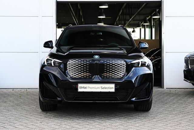BMW iX1 eDrive20 M Sport / Trekhaak / Panoramadak / Sportstoelen / Comfort Access / Achteruitrijcamera / Harman-Kardon / Stoelverwarming