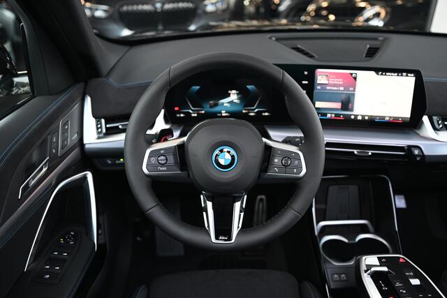BMW iX1 eDrive20 M Sport / Trekhaak / Panoramadak / Sportstoelen / Comfort Access / Achteruitrijcamera / Harman-Kardon / Stoelverwarming