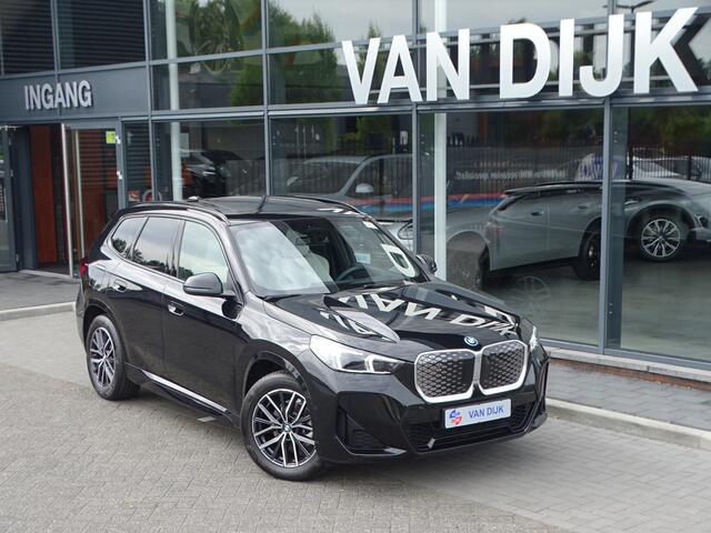 BMW iX1 eDrive20 M-Sport pakket Innovation Pack Travel Pack Head-up Pano-Dak Park-Plus 18'LM Velgen