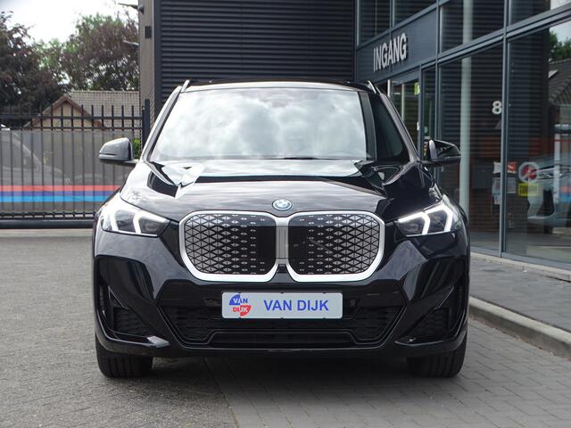 BMW iX1 eDrive20 M-Sport pakket Innovation Pack Travel Pack Head-up Pano-Dak Park-Plus 18'LM Velgen