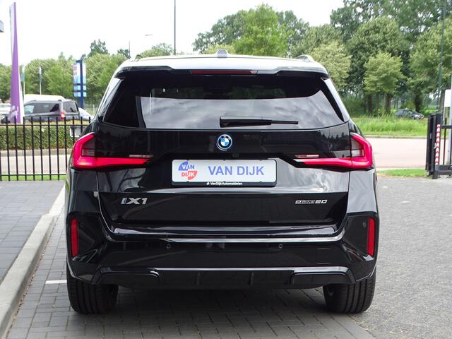 BMW iX1 eDrive20 M-Sport pakket Innovation Pack Travel Pack Head-up Pano-Dak Park-Plus 18'LM Velgen