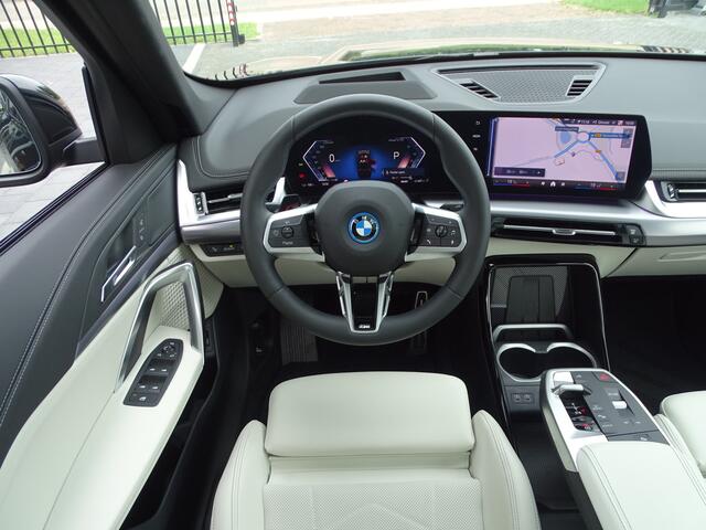 BMW iX1 eDrive20 M-Sport pakket Innovation Pack Travel Pack Head-up Pano-Dak Park-Plus 18'LM Velgen
