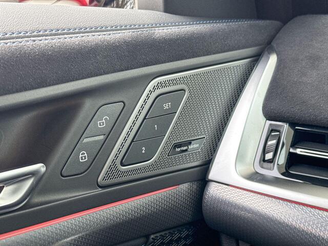 BMW iX1 eDrive20 M-Sport Edition 20 inch / Glazen dak / Comfort Acces / Harman Kardon / Head Up Display / 360 graden camera