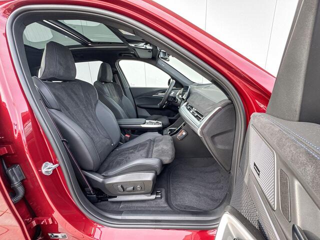 BMW iX1 eDrive20 M-Sport Edition 20 inch / Glazen dak / Comfort Acces / Harman Kardon / Head Up Display / 360 graden camera