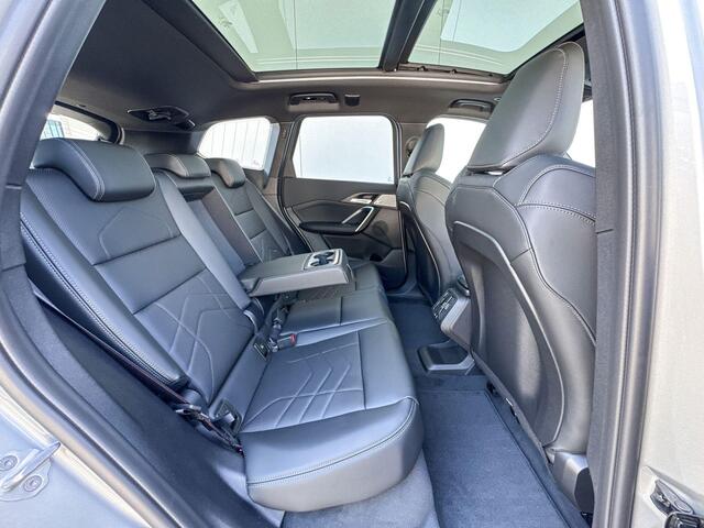 BMW iX1 eDrive20 M Sport Edition M-Sport Pro / 19 inch / 360 graden Camera / Trekhaak / Getinte Ramen / Head Up Display