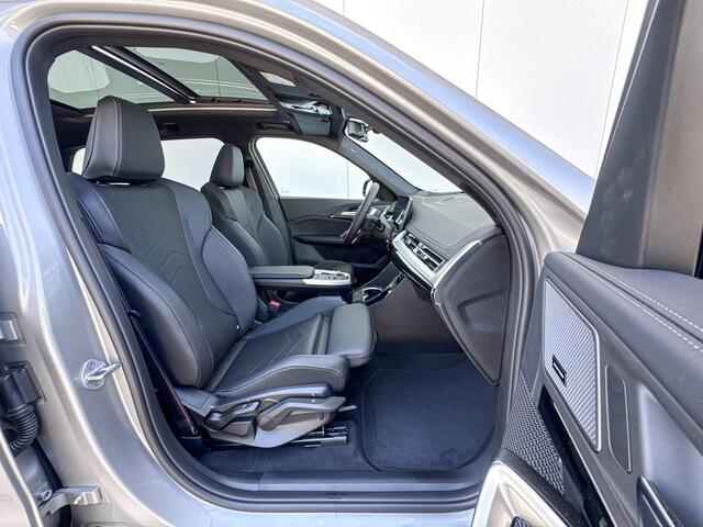 BMW iX1 eDrive20 M Sport Edition M-Sport Pro / 19 inch / 360 graden Camera / Trekhaak / Getinte Ramen / Head Up Display