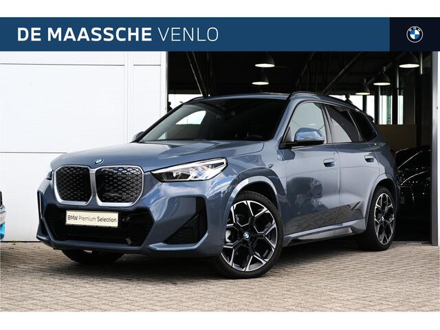 BMW iX1 eDrive20 M Sport / Sportstoelen / Achteruitrijcamera / Stoelverwarming / Getint glas / PDC / 20" LMV