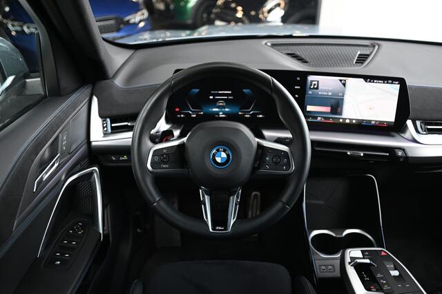BMW iX1 eDrive20 M Sport / Sportstoelen / Achteruitrijcamera / Stoelverwarming / Getint glas / PDC / 20" LMV