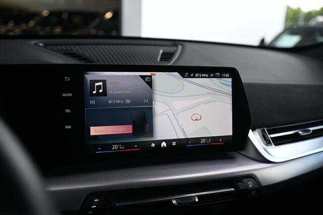 BMW iX1 eDrive20 M Sport / Sportstoelen / Achteruitrijcamera / Stoelverwarming / Getint glas / PDC / 20" LMV