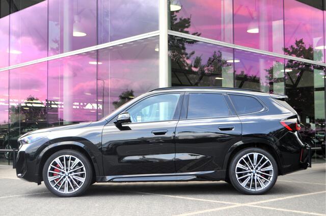 BMW iX1 eDrive20 M Sport / Trekhaak / Panoramadak / Comfort Access / Head-Up / Harman Kardon / Adaptieve LED / Parking Assistant Plus