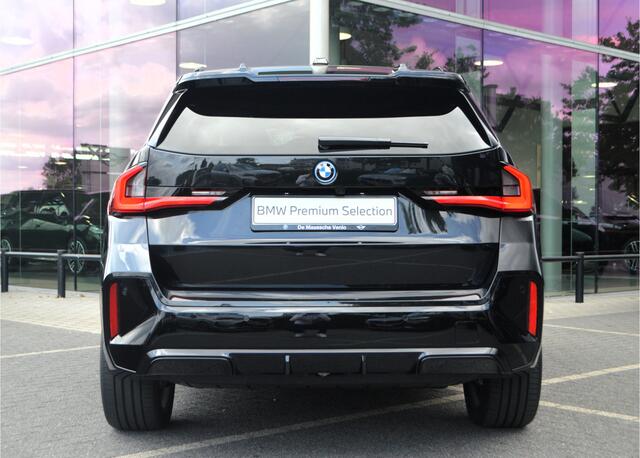 BMW iX1 eDrive20 M Sport / Trekhaak / Panoramadak / Comfort Access / Head-Up / Harman Kardon / Adaptieve LED / Parking Assistant Plus