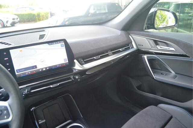 BMW iX1 eDrive20 M Sport / Trekhaak / Panoramadak / Comfort Access / Head-Up / Harman Kardon / Adaptieve LED / Parking Assistant Plus
