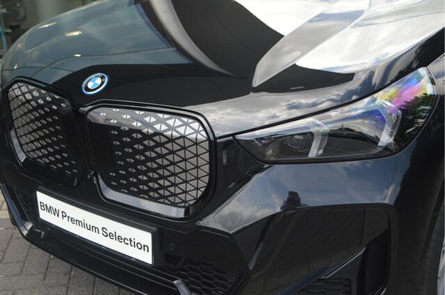 BMW iX1 eDrive20 M Sport / Trekhaak / Panoramadak / Comfort Access / Head-Up / Harman Kardon / Adaptieve LED / Parking Assistant Plus
