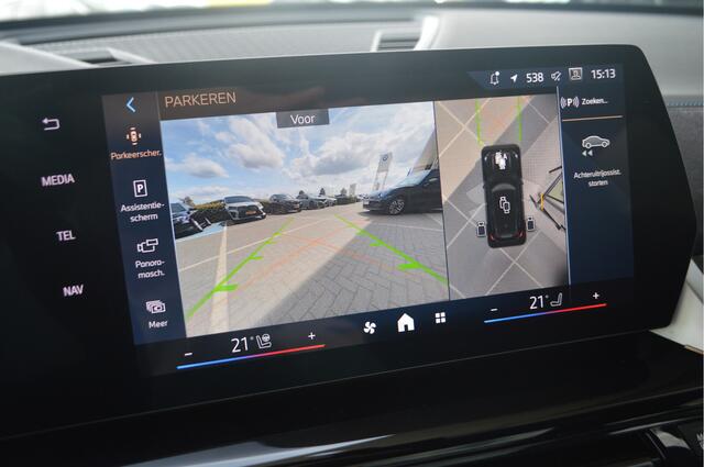 BMW iX1 eDrive20 M Sport / Trekhaak / Panoramadak / Comfort Access / Head-Up / Harman Kardon / Adaptieve LED / Parking Assistant Plus
