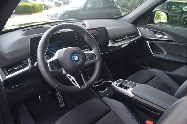 BMW iX1 eDrive20 M Sport / Trekhaak / Panoramadak / Comfort Access / Head-Up / Harman Kardon / Adaptieve LED / Parking Assistant Plus