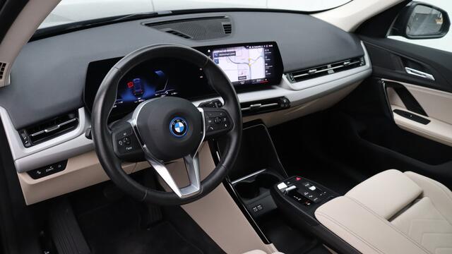 BMW iX1 xDrive30 Launch Edition | Leder | Achteruitrijcamera | Widescreen | Stoelverwarming