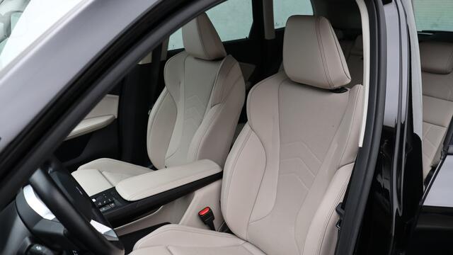 BMW iX1 xDrive30 Launch Edition | Leder | Achteruitrijcamera | Widescreen | Stoelverwarming