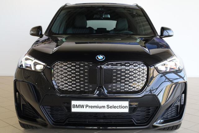 BMW iX1 eDrive20 | M Sport Pro | Panoramadak | Driving Assistant Plus | Harman/Kardon | Head-Up Display | Trekhaak