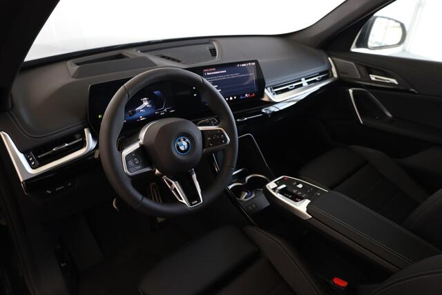 BMW iX1 eDrive20 | M Sport Pro | Panoramadak | Driving Assistant Plus | Harman/Kardon | Head-Up Display | Trekhaak