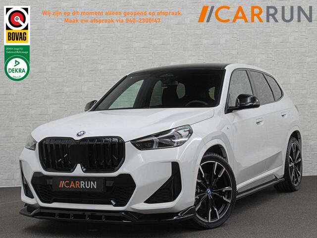 BMW iX1 30 313pk X-Drive M-Sport Performance | Adaptief Led | Sportstoelen | Keyless | 4WD | Adaptieve Cruise en Struurwielverw. voorbereid | Antraciet Hemel | Carplay | Sfeerverlichting | 1200kg Trekgewicht | Camera | Bovag Garantie.