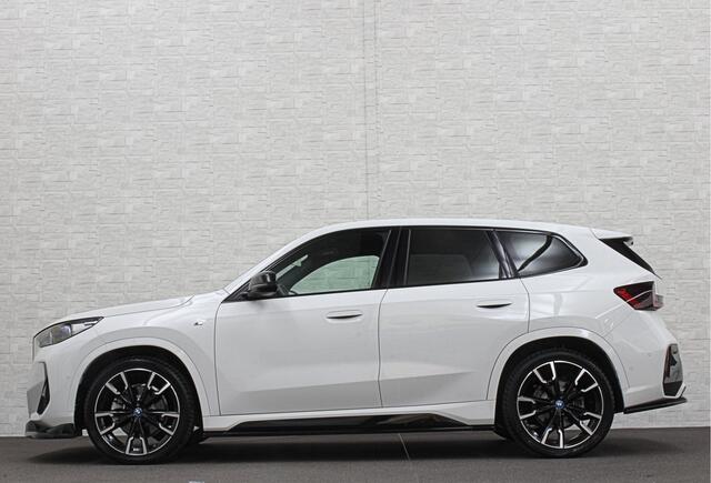 BMW iX1 30 313pk X-Drive M-Sport Performance | Adaptief Led | Sportstoelen | Keyless | 4WD | Adaptieve Cruise en Struurwielverw. voorbereid | Antraciet Hemel | Carplay | Sfeerverlichting | 1200kg Trekgewicht | Camera | Bovag Garantie.