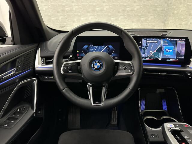 BMW iX1 30 313pk X-Drive M-Sport Performance | Adaptief Led | Sportstoelen | Keyless | 4WD | Adaptieve Cruise en Struurwielverw. voorbereid | Antraciet Hemel | Carplay | Sfeerverlichting | 1200kg Trekgewicht | Camera | Bovag Garantie.