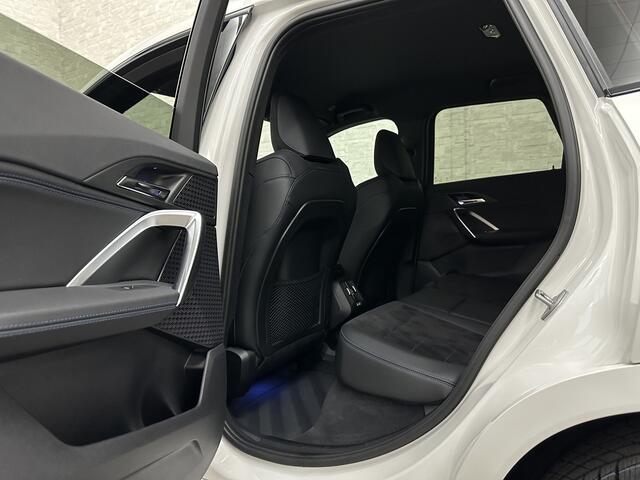 BMW iX1 30 313pk X-Drive M-Sport Performance | Adaptief Led | Sportstoelen | Keyless | 4WD | Adaptieve Cruise en Struurwielverw. voorbereid | Antraciet Hemel | Carplay | Sfeerverlichting | 1200kg Trekgewicht | Camera | Bovag Garantie.