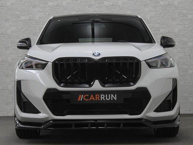 BMW iX1 30 313pk X-Drive M-Sport Performance | Adaptief Led | Sportstoelen | Keyless | 4WD | Adaptieve Cruise en Struurwielverw. voorbereid | Antraciet Hemel | Carplay | Sfeerverlichting | 1200kg Trekgewicht | Camera | Bovag Garantie.