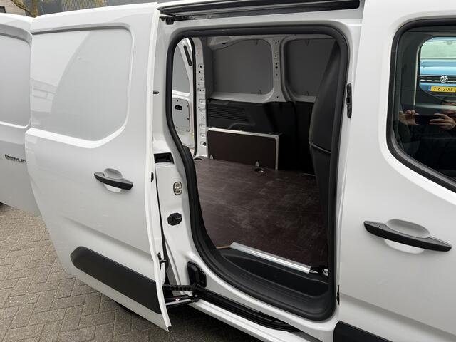 Citroen BERLINGO 130pk Club (Camera - Navigatie - Laadruimte betimmering - 3-zits - Parkeersensoren V+A - Airco - Cruise Controle - Apple Carplay)