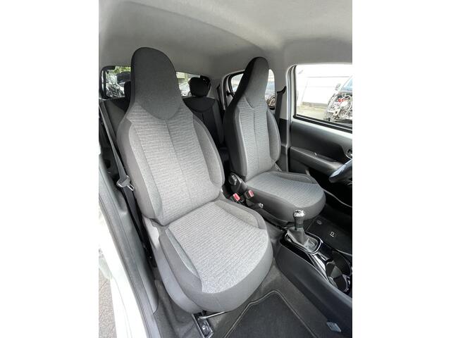 Citroen C1 1.0 e-VTi Shine (Camera - Navigatie - Zwarte Lichtmetalen velgen - Parkeersensoren - Airco - Elektrische spiegels)