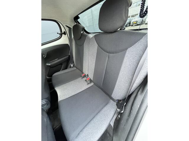 Citroen C1 1.0 e-VTi Shine (Camera - Navigatie - Zwarte Lichtmetalen velgen - Parkeersensoren - Airco - Elektrische spiegels)