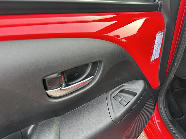 Citroen C1 1.0 Shine 69 PK | Meest Complete Uitvoering | 1e Eigenaar & Volledig Dealer Onderhouden | Lichtmetalen Velgen 15 inch | Zwart Dak | Airco Climate Control | Groot Multimedia | Camera | Radio met Bluetooth en USB | LED verlichting | Multifunctioneel Stuurwi