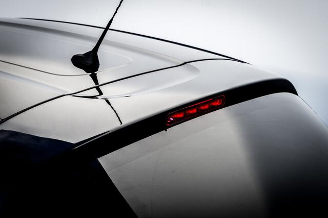 Citroen C3 1.2 PureTech S&S Shine RIJKLAAR INCL:GARANTIE | Trekhaak | Two Tone-kleur zwart dak | Clima | 16'' LMV | Camera | Navi |