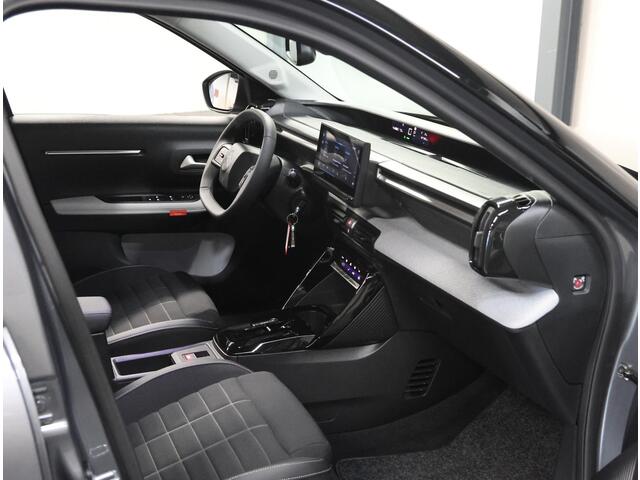 Citroen C3 Ë-C3 Max 113PK 44 kWh 3 FASE | 1ste eigenaar | Armsteun | AppleCarplay/AndroidAuto | LED | Camera | Climate Control | Cruise Control | Privacy Glass | Navigatie | Isofix | Two-Tone | Parkeersensoren | DAB Radio |