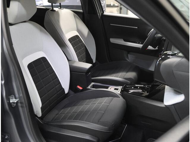 Citroen C3 Ë-C3 Max 113PK 44 kWh 3 FASE | 1ste eigenaar | Armsteun | AppleCarplay/AndroidAuto | LED | Camera | Climate Control | Cruise Control | Privacy Glass | Navigatie | Isofix | Two-Tone | Parkeersensoren | DAB Radio |