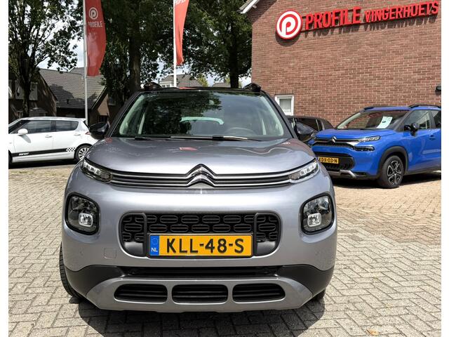 Citroen C3 Aircross 130 Pk Benzine * AUTOMAAT * Luxe Shine * Navigatie * Stoelverwarming * Distributieriem 2026 vervangen * Parkeer Camera + Voor- en Achter Sensoren * 17" L.M. Velgen * DAB Radio * Climate & Cruise Control * Zwart Dak * Keyless Start Vingerhoets; 