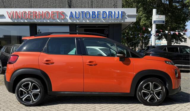 Citroen C3 Aircross 1.2 Benzine * Navigatie * Airco * Cruise Control * Hoge Zit * Parkeersensoren * Apple Carplay / Android Auto * Bleutooth * Vingerhoets; Vierde Generatie Eersteklas Service. Al meer dan 100 jaar een begrip in de Brabantse Kempen