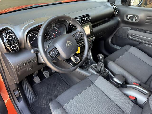 Citroen C3 Aircross 1.2 Benzine * Navigatie * Airco * Cruise Control * Hoge Zit * Parkeersensoren * Apple Carplay / Android Auto * Bleutooth * Vingerhoets; Vierde Generatie Eersteklas Service. Al meer dan 100 jaar een begrip in de Brabantse Kempen