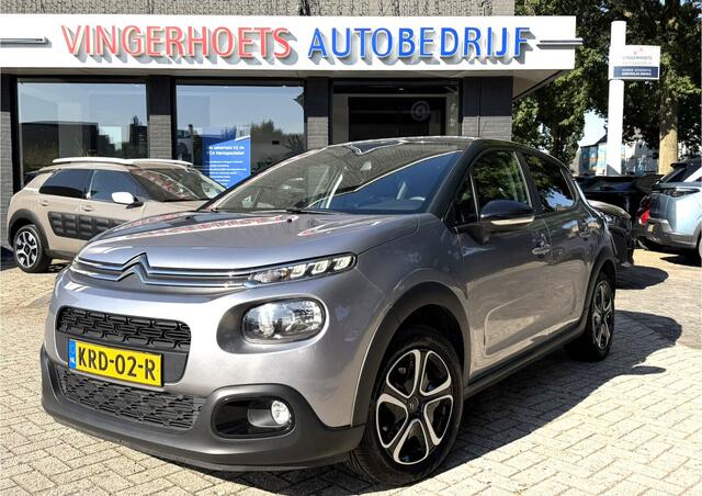 Citroen C3 83 Pk Benzine 5-Deurs * 2-Tone Zilvergrijs + Zwart Dak * * Navigatie * Climate & Cruise Control * Parkeersensoren * Vingerhoets; Vierde Generatie Eersteklas Service. Al meer dan 100 jaar een begrip in de Brabantse Kempen