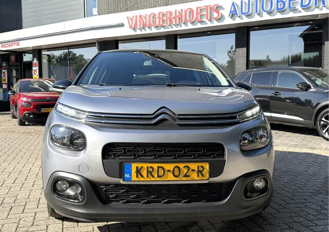 Citroen C3 83 Pk Benzine 5-Deurs * 2-Tone Zilvergrijs + Zwart Dak * * Navigatie * Climate & Cruise Control * Parkeersensoren * Vingerhoets; Vierde Generatie Eersteklas Service. Al meer dan 100 jaar een begrip in de Brabantse Kempen