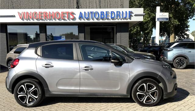 Citroen C3 83 Pk Benzine 5-Deurs * 2-Tone Zilvergrijs + Zwart Dak * * Navigatie * Climate & Cruise Control * Parkeersensoren * Vingerhoets; Vierde Generatie Eersteklas Service. Al meer dan 100 jaar een begrip in de Brabantse Kempen