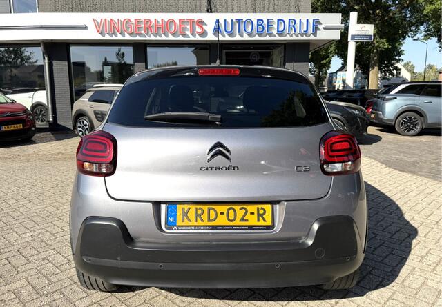 Citroen C3 83 Pk Benzine 5-Deurs * 2-Tone Zilvergrijs + Zwart Dak * * Navigatie * Climate & Cruise Control * Parkeersensoren * Vingerhoets; Vierde Generatie Eersteklas Service. Al meer dan 100 jaar een begrip in de Brabantse Kempen
