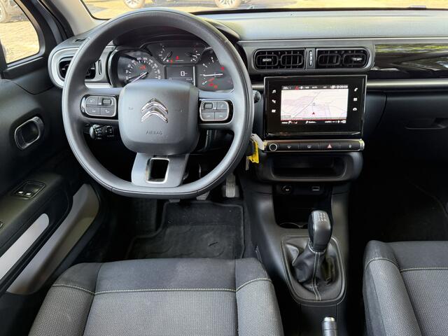 Citroen C3 83 Pk Benzine 5-Deurs * 2-Tone Zilvergrijs + Zwart Dak * * Navigatie * Climate & Cruise Control * Parkeersensoren * Vingerhoets; Vierde Generatie Eersteklas Service. Al meer dan 100 jaar een begrip in de Brabantse Kempen
