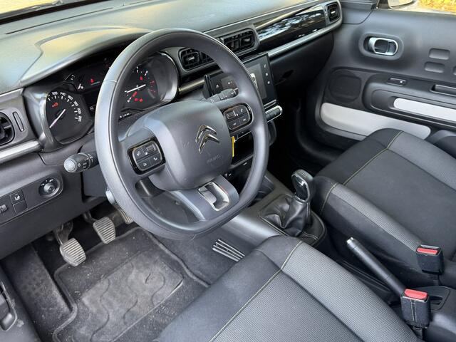 Citroen C3 83 Pk Benzine 5-Deurs * 2-Tone Zilvergrijs + Zwart Dak * * Navigatie * Climate & Cruise Control * Parkeersensoren * Vingerhoets; Vierde Generatie Eersteklas Service. Al meer dan 100 jaar een begrip in de Brabantse Kempen